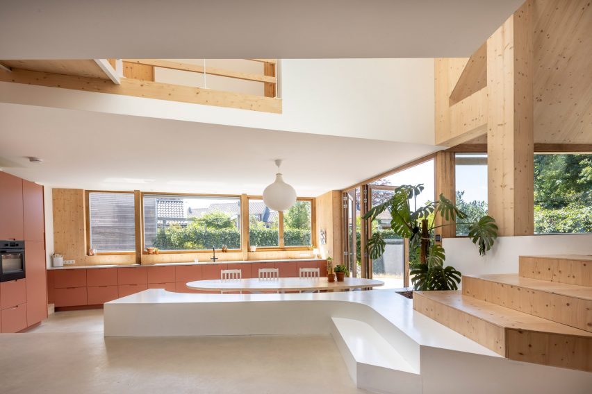 Không gian nội thất đa tầng, tràn ánh sáng và liên thông cao độ.