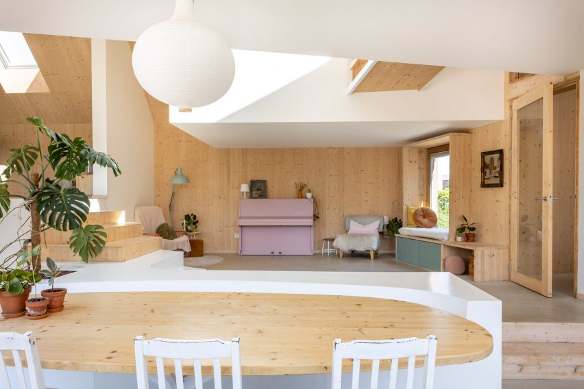 Hệ thống cửa sổ mái và kính lớn đầu hồi mở ra không gian, đón sáng tối ưu.