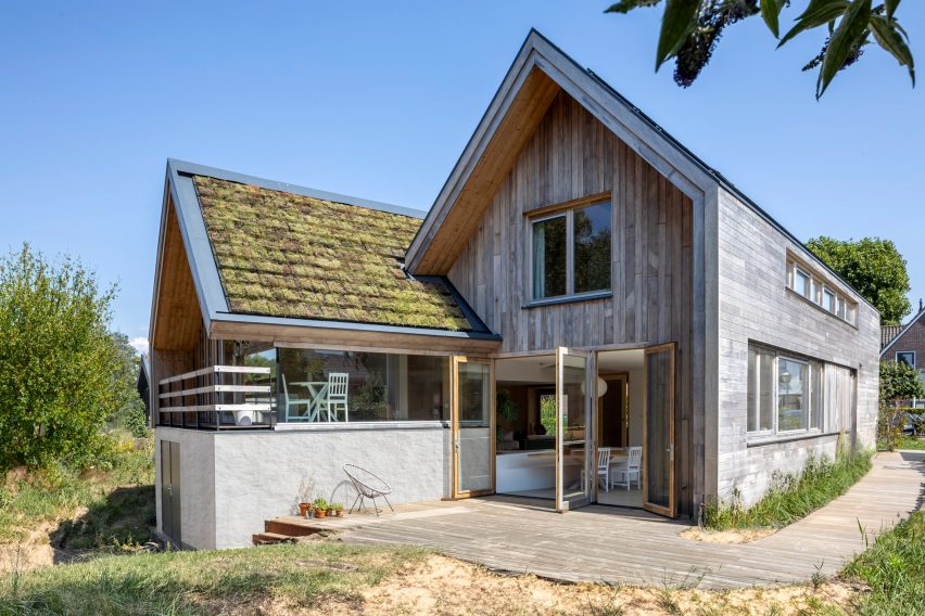 Các khối mái dốc truyền thống bên ngoài Light House làm “vỏ bọc” cho các không gian đương đại bên trong.